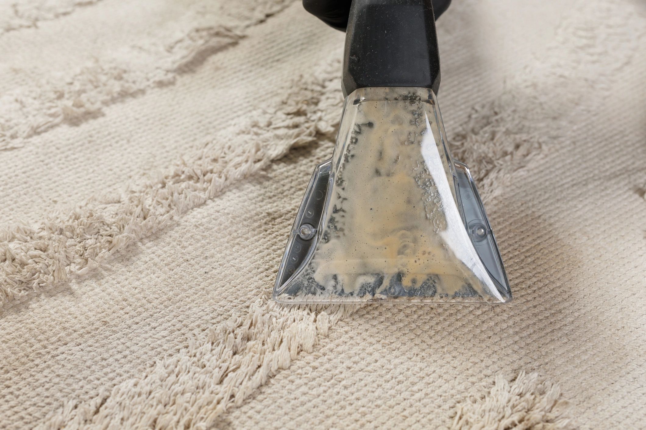 Deep cleaning extraction nozzle on rug surface